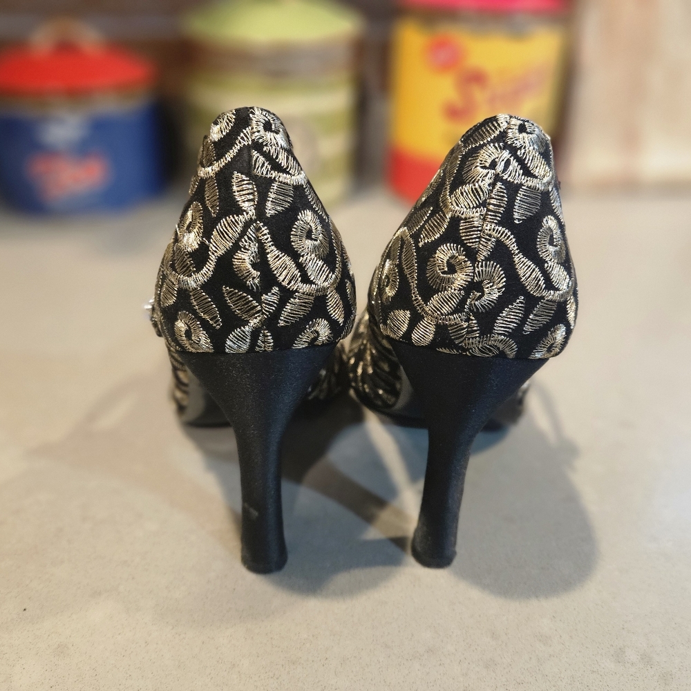 Nina Embroidered Heels. 👠‎ - Picture 6 of 9